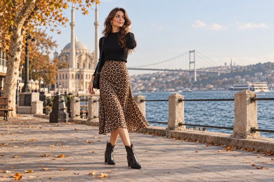 Leopar desenli midi etek ve kısa kovboy bot ile sonbahar stili