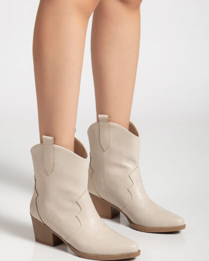 Western tarzının modern yorumu! Ms. Sugar Shoes Kadın Bej Süet Kovboy Bot, sade şıklığı ve rahatlığı bir arada sunar. Yumuşak dokulu süet yüzeyi, batı esintili dikiş detayları ve zarif topuk formu ile hem günlük kombinlerde hem de özel davetlerde fark yaratır. Kısa bilek boyu sayesinde jean, elbise veya eteklerle kolayca uyum sağlar. Orta yükseklikteki topuk, gün boyu konfor sunarken zarif bir duruş kazandırır. Her adımda özgün tarzınızı yansıtan bu bot, gardırobunuzun vazgeçilmezi olacak. 📋 Ürün Özellikleri Özellik Açıklama Model Kadın Bej Süet Western Kovboy Bot Marka Ms. Sugar Shoes Materyal Kaliteli suni süet (vegan deri alternatifi) Renk Bej (Neutral tone) İç Astar Nefes alabilir kumaş astar Taban Kaymaz kauçuk taban Topuk Tipi Geniş ve rahat kovboy topuğu Topuk Yüksekliği Yaklaşık 5 cm Kalıp Tam kalıp (kendi numaranızı tercih edebilirsiniz) Kapanış Fermuarsız, kolay giyilebilir model Stil Western / Kovboy tarzı Üretim Yeri Türkiye